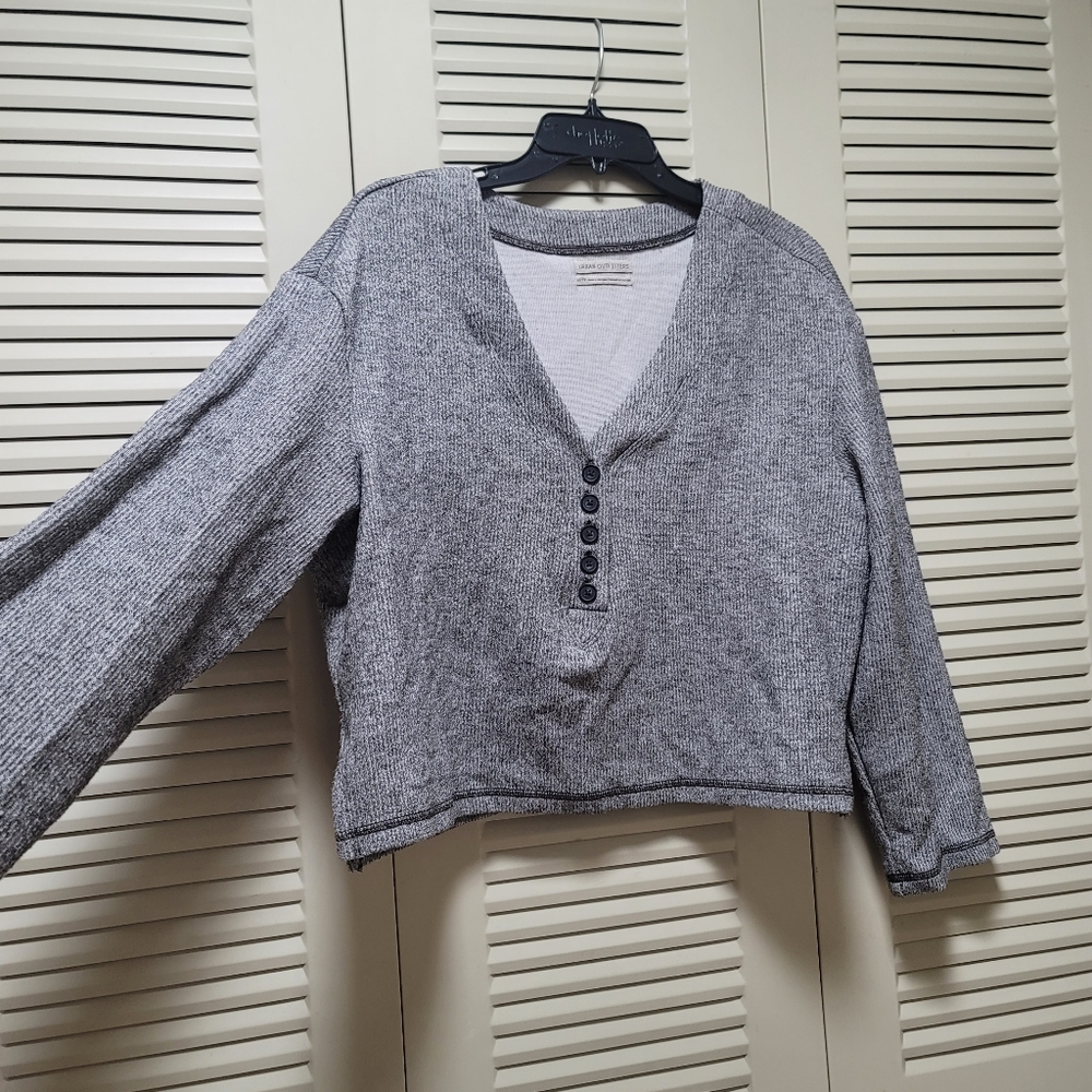 ⚪Urban Outfitters long sleeve top.